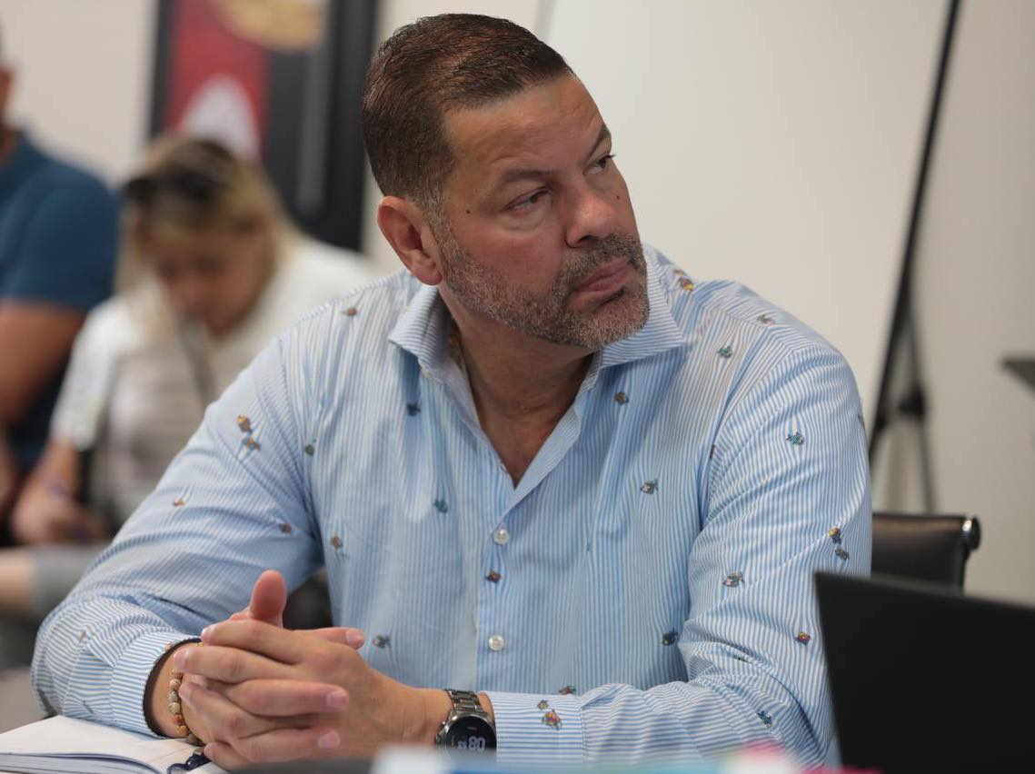 Luis González Rosario, quien fuera subsecretario del Departamento de Transportación y Obras Públicas, ocupa actualmente la posición de subsecretario en el Departamento de Educación.